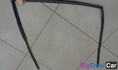Уплотнитель стекла двери передней правой от Toyota Yaris 2005-2011