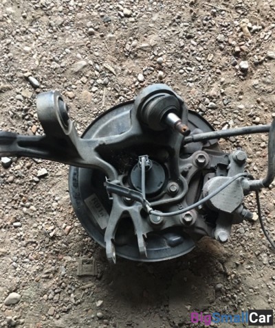 Задняя правая цапфа тойота авенсис